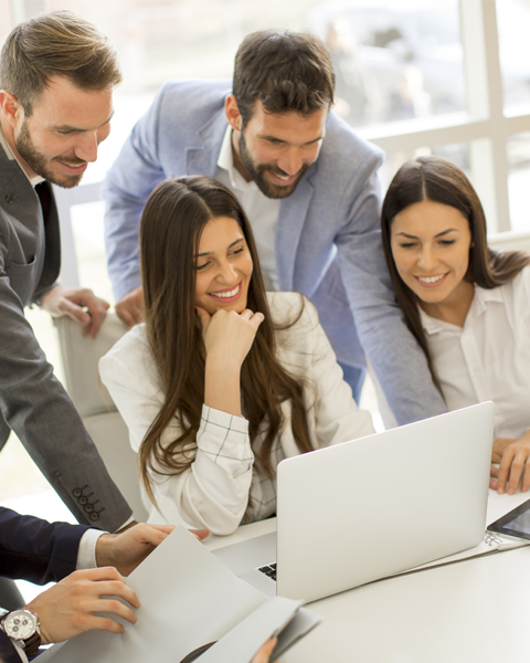 Equipo de trabajo trabajando en un ordenador